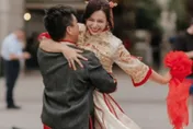恭喜！許鈞鈞宣布結婚　曬婚服照甜喊：人生翻頁了