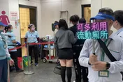 高捷凱旋站跨年夜廁所漏水！站務員急忙拿沙包擋水
