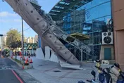 影/台中榮總出事了！「鷹架圍籬大面積倒塌」市府勒令停工