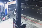 三重車禍驚悚撞擊瞬間曝！行人違規過馬路遭雙載機車撞飛