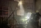 影/死亡火警！高雄大社鐵皮屋今晨冒火光　釀1死1昏迷