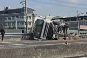 屏東砂石車疑爆胎　瞬間失控翻車撞毀護欄