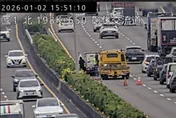 國1南向埔鹽段3車連環撞！　小客車扭曲變形釀1命危