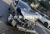 影/台南小東路7車連環撞「車頭碎滿地」　道路暫時封閉