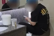 噁！重慶機場員工用兒童洗手台「洗腳」　畫面曝光慘了