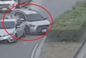 影/台南成大醫院前男駕駛「失控頂飛前車」！7車連環撞瞬間曝