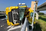 大貨車台南國1接國8匝道失控撞護欄側翻　駕駛送醫
