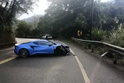 影/蓮花跑車北宜公路自撞護欄　車頭全毀駕駛受傷送醫