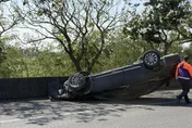 影/嘉義台82線爆事故！轎車烏龜慘翻　駕駛遭甩飛傷勢曝