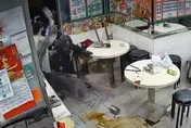 影/用餐微信支付失敗！陸女發狂揮刀　單挑狂劈持盾港警被制伏