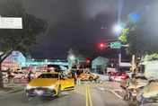 影/桃園計程車撞單車！騎士噴飛昏迷　事發瞬間曝