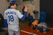 MLB/佐佐木朗希跪拜山本由伸　道奇官攝：我忍不住笑了