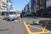 高雄75歲翁巷口突竄出機車相撞　22歲騎士滑入對向再撞貨車