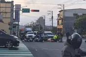 影/桃園中埔國小前汽車暴衝撞6騎士！駕駛竟稱「誤觸油門」