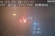 五楊高架桃園段火燒車！　轎車被火吞噬駕駛驚險逃生