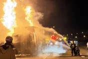 影/國1林口段凌晨驚見駭人焰海　聯結車燒成殘骸