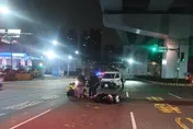 新北小貨車闖紅燈撞機車　2人噴飛慘摔骨折送醫