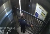 影/上海大爺搬柵欄床架進電梯反被困　「畫地為牢」網笑翻