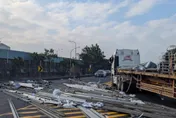 影/闖禍了！高雄曳引車「要人命」鋼材噴一地慘況曝光