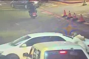 影/北車旁自小客暴衝撞翻多部機車　1騎士慘摔受傷