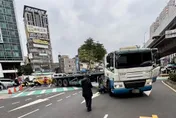影/新北板橋拖板車違規撞自行車　女騎士命危送醫不治