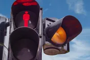 禮讓直行車結果紅燈...科技執法會罰嗎？　警方解釋：不算