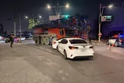 側邊一輛大吊車嚇瘋！　他載家人闖紅燈「成夾心餅乾」