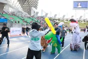 影/很會！馬拉松休閒趣味賽飄散選舉味　邱議瑩接棒了