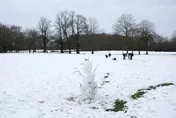 英伯明翰夜空突現粉紫色神秘光芒　原來是球場燈＋降雪折射