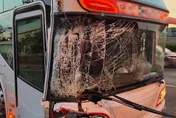 國1驚悚車禍！大客車急煞撞小貨車尾　擋風玻璃碎成蜘蛛網