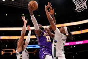 NBA/湖人致命失誤太冤？詹皇曬照不滿被打手