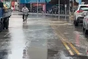 影/台南路面積水畫面曝　中華電信施工挖破自來水管