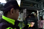 影/頭家厝火車站月台電梯故障民眾受困　警3分鐘到場