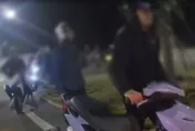 影/網紅柴山發貼紙！50人夜聚遭警驅離　超窘牽車下山