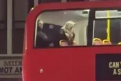 太瘋狂！英國情侶雙層巴士「車震」　車身標語意外亮了