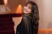 金球獎/Lisa薄紗透視裝絕美登場　席琳娜紅毯帶老公放閃