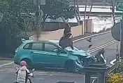 影/慘！宜蘭田間轎車對撞機車　騎士「後空翻」再撞反光鏡