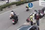 影/中和女車故障違停人行道遭檢舉　男嗆「違規狗」爆衝突