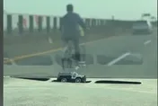 影/國3麟洛交流道段「單車」搖擺橫衝進內線　後車皮皮剉