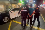影/苓雅夜市警匪追逐！酒駕男逆向遭破窗　吞7.3萬罰單