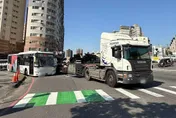 影/小港曳引車一個過彎「吃掉」公車頭全撞爛　幸無人傷