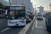 新北新莊公車「鬼切」撞貨車　車上多人慘摔送醫
