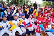 與鳳凰城市長為少棒開球　蔣萬安：喝夠珍珠奶茶再回國