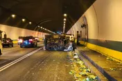 國3新店隧道南下貨車翻覆！交通一度回堵　司機自行脫困
