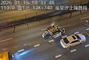 國道1號北上汐止段多車追撞！轎車翻覆　封閉內側三線下班塞爆