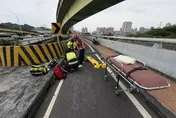 秀朗橋驚傳機車自摔！　75歲男「無呼吸心跳」送醫搶救中