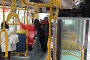 影/驚魂！北投女公車上持美工刀咆哮　遭警壓制上銬