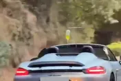 影/保時捷跑車掛點滴狂飆山路！　警方：最高可罰一萬八千元