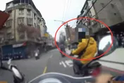 影/板橋通緝男拒檢逃逸躲民宅　警方圍捕送辦開罰