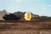 陸軍司令擔任M1A2T戰車射手　呂坤修上將親自射擊命中目標